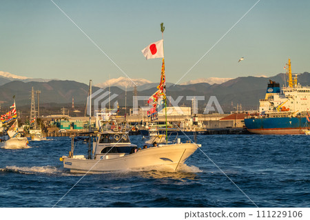 [Shizuoka Prefecture] New Year's Sea Parade to pray for a big catch at Tagonoura Port on the first sunrise of the year 111229106