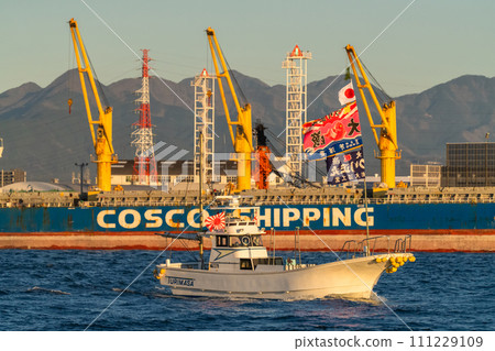 [Shizuoka Prefecture] New Year's Sea Parade to pray for a big catch at Tagonoura Port on the first sunrise of the year 111229109