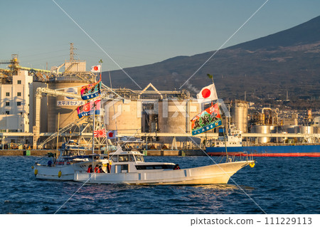[靜岡縣]田子浦港新年海上遊行祈求新年第一天的豐收 111229113