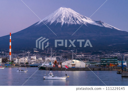 [靜岡縣] 富士山和新年田子浦港 - 祈求豐收的首次日出海上遊行 111229145
