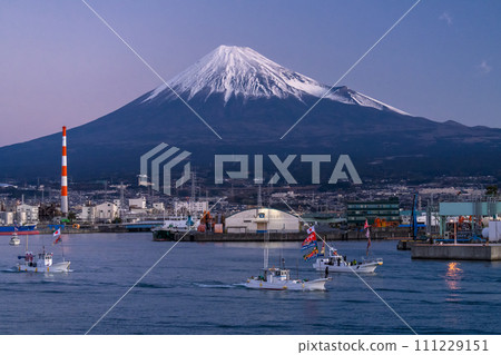 [靜岡縣] 富士山和新年田子浦港 - 祈求豐收的首次日出海上遊行 111229151