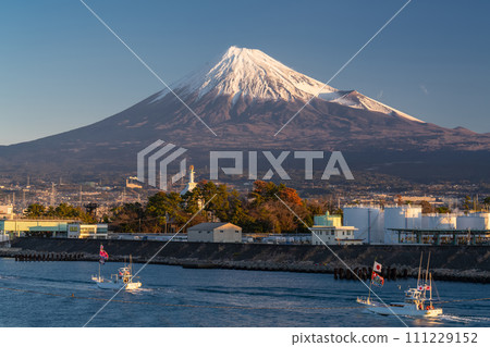 [靜岡縣] 富士山和新年田子浦港 - 祈求豐收的首次日出海上遊行 111229152