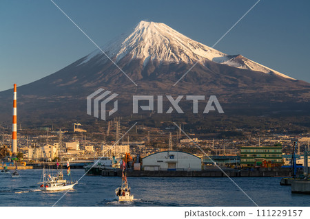[靜岡縣] 富士山和新年田子浦港 - 祈求豐收的首次日出海上遊行 111229157