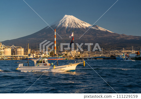 [靜岡縣] 富士山和新年田子浦港 - 祈求豐收的首次日出海上遊行 111229159