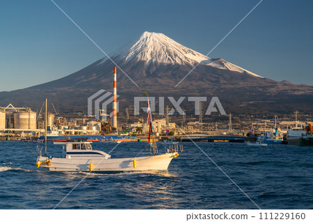 [靜岡縣] 富士山和新年田子浦港 - 祈求豐收的首次日出海上遊行 111229160