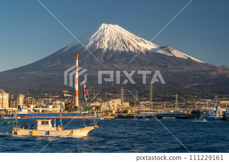 [靜岡縣] 富士山和新年田子浦港 - 祈求豐收的首次日出海上遊行 111229161