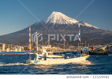 [靜岡縣] 富士山和新年田子浦港 - 祈求豐收的首次日出海上遊行 111229162