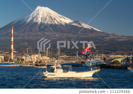 [靜岡縣] 富士山和新年田子浦港 - 祈求豐收的首次日出海上遊行 111229168