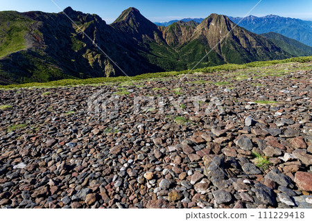 阿彌陀山、八嶽山主峰以及從八嶽山脈的碘嶽山看到的南阿爾卑斯山連峰 111229418