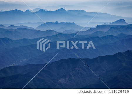 從八嶽山脈的碘嶽山眺望晨霧中的上州西部山脈 111229419