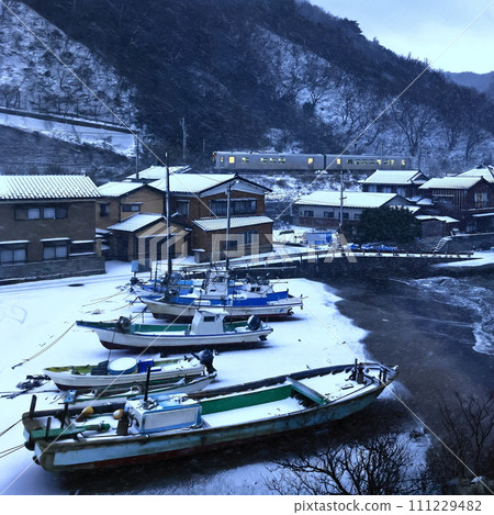 The Uetsu Main Line runs through Sasagawa Nagare in the early morning when it snows The Uetsu Main Line runs through Sasagawa Nagare in the early morning when it snows 111229482