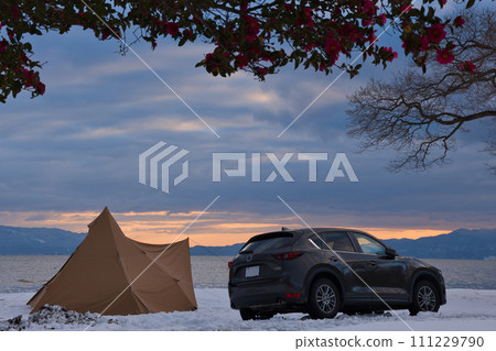 Early morning scenery of snow camping on the shores of Lake Biwa Early morning scenery of snow camping on the shores of Lake Biwa 111229790