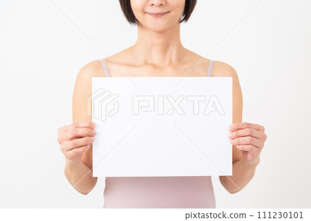 一位穿著吊帶背心的中年婦女拿著白板微笑 111230101