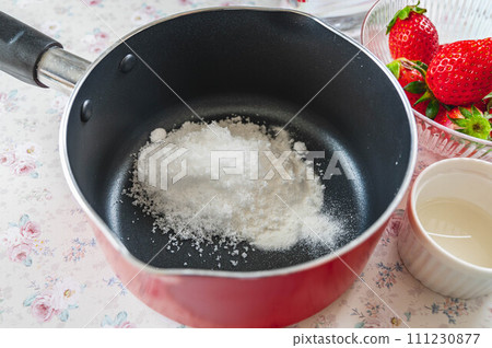 瓊脂和糖放入鍋中 111230877