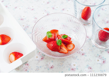 Strawberry jelly made with agar 111230879