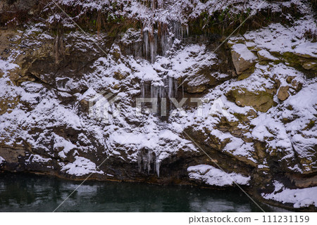 岩壁上的冰柱【久米地峽】 111231159
