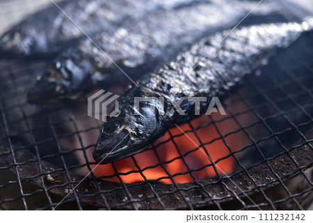 沙丁魚在木炭烤架上烤 111232142