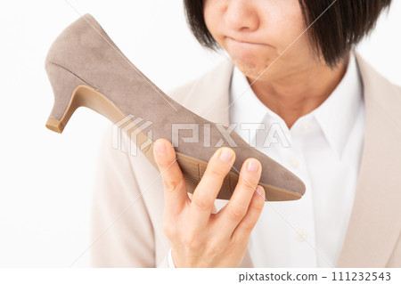 穿著西裝嗅鞋的中年女商人 111232543