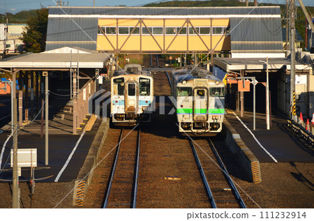 開往綠站的始發列車和開往網走站的首班車在知床斜里站等候出發 開往綠站的始發列車和開往網走站的首班車在知床斜里站等候出發 111232914