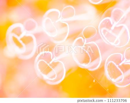 生動的噴 111233706