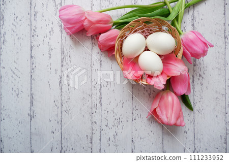 鬱金香花和雞蛋放在木板上 鬱金香花和雞蛋放在木板上 111233952