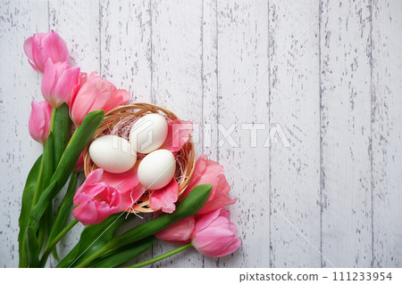 鬱金香花和雞蛋放在木板上 鬱金香花和雞蛋放在木板上 111233954
