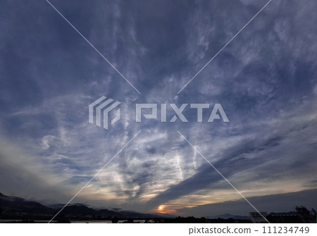 清晨的天空,有各種雲彩,初夏,超廣角,天空為主,230610am 清晨的天空,有各種雲彩,初夏,超廣角,天空為主,230610am 111234749