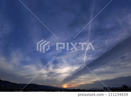 清晨的天空，有凝結尾跡，初夏，超廣角，基於天空，230610am 111234839