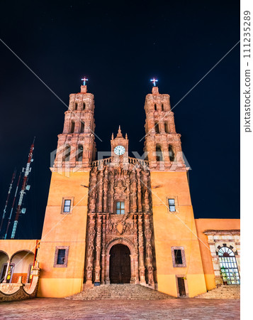 Parish of Our Lady of Sorrows in Dolores Hidalgo, Guanajuato, Mexico at night 111235289