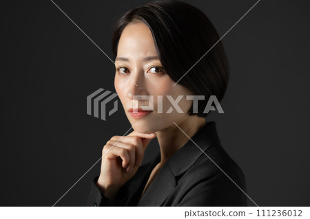 Business woman black background 111236012