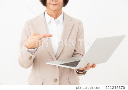穿著西裝的中階女商人指著筆電 穿著西裝的中階女商人指著筆電 111236870