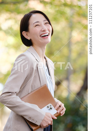 business woman green business woman green 111237101