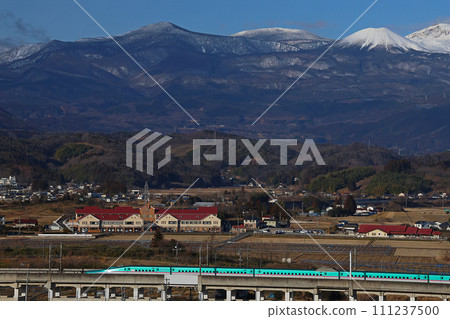 Shinkansen running with snowy mountains in the background_after 02 Shinkansen running with snowy mountains in the background_after 02 111237500