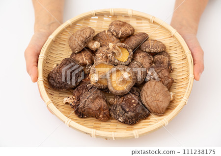 Dried shiitake mushrooms  111238175