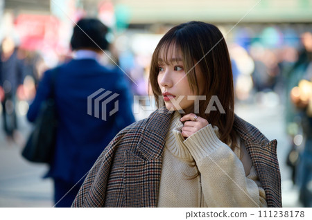 冬天衣裳的少婦 111238178