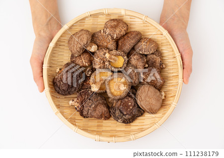 Dried shiitake mushrooms  111238179