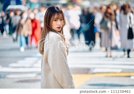 一個長髮女子在澀谷的人群中轉來轉去 一個長髮女子在澀谷的人群中轉來轉去 111238461