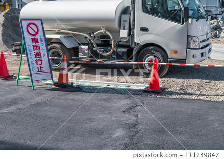 Roadside construction site and water sprinkler truck 111239847