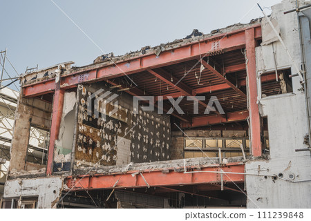 Demolition work of a steel-framed restaurant 111239848