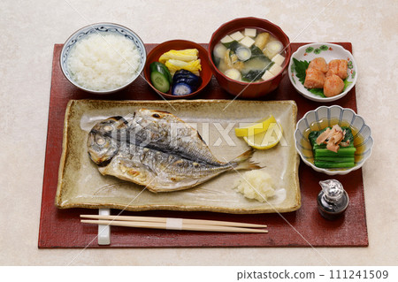 烤魚套餐（donchichi竹莢魚、米飯、味噌湯、明太子、菠菜大田、泡菜） 111241509