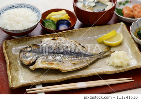 烤魚套餐（donchichi竹莢魚、米飯、味噌湯、明太子、菠菜大田、泡菜） 111241510