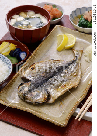 烤魚套餐（donchichi竹莢魚、米飯、味噌湯、明太子、菠菜大田、泡菜） 111241511