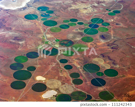 從飛機上看到的帶有中心樞軸灌溉的圓形農田，南非共和國 111242343