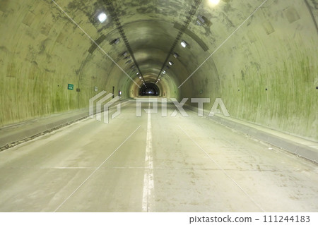 A tunnel 111244183