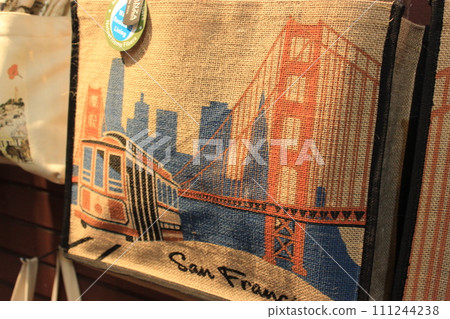 Recommended winter spots in San Francisco: Union Square Christmas tree, cable cars, museums 111244238