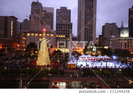 Recommended winter spots in San Francisco: Union Square Christmas tree, cable cars, museums 111244256