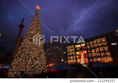 Recommended winter spots in San Francisco: Union Square Christmas tree, cable cars, museums Recommended winter spots in San Francisco: Union Square Christmas tree, cable cars, museums 111244257