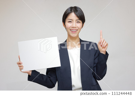 職業婦女在留言板上擺出單點姿勢_1 職業婦女在留言板上擺出單點姿勢_1 111244448