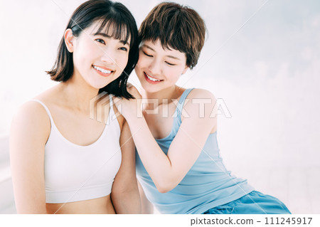 兩個年輕女性的美麗形象 111245917