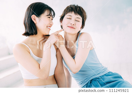 兩個年輕女性的美麗形象 兩個年輕女性的美麗形象 111245921